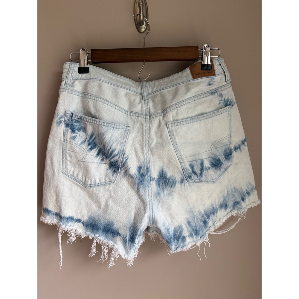 American Eagle Highest Rise Mom Shorts Blue Tie Dye Distressed Denim Size 6 - Picture 6 of 7